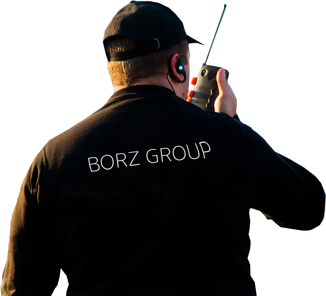 Сотрудник охраны BORZ GROUP на связи с диспетчерским центром