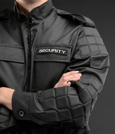 Сотрудник охраны в форме с нашивкой Security